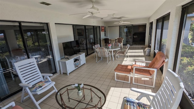 sunroom with ceiling fan