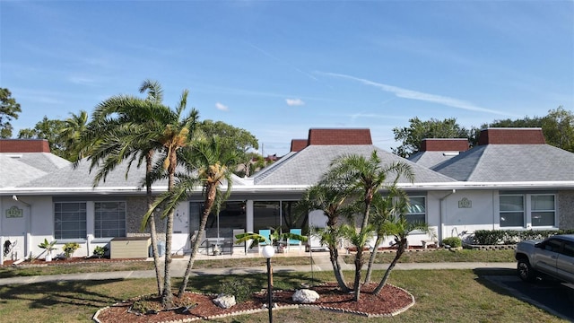 view of front facade with a front yard