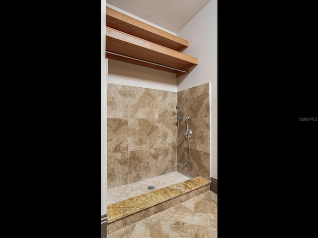 room details featuring a tile shower