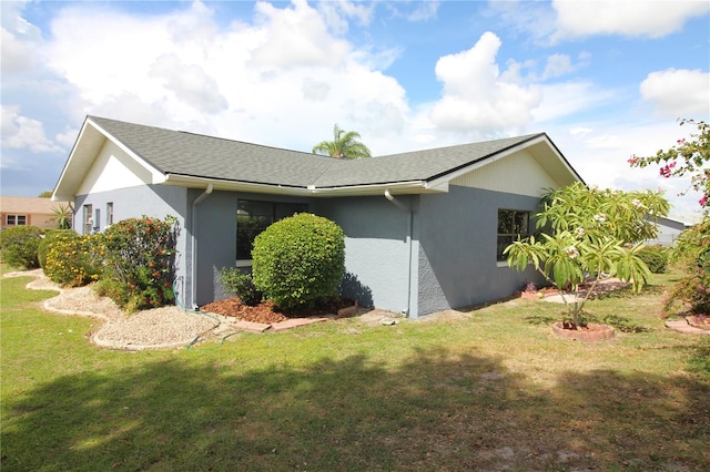 view of side of property featuring a lawn