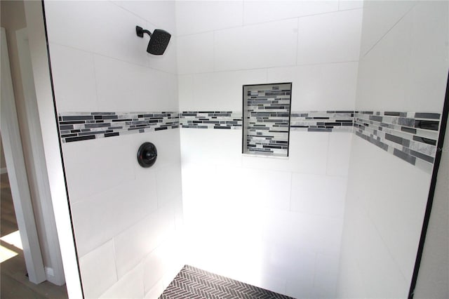 bathroom featuring tiled shower