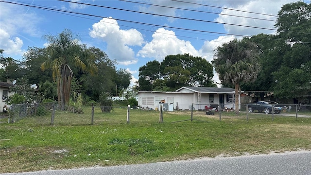 view of front of property featuring a front yard