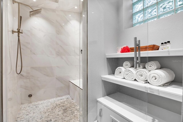 bathroom featuring a tile shower