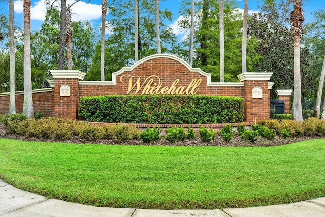 community / neighborhood sign featuring a yard