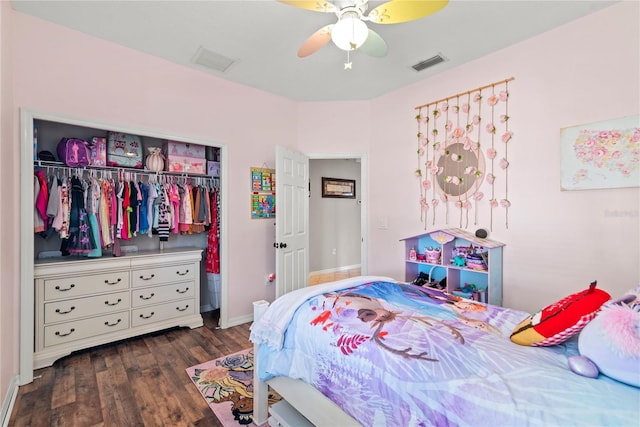 bedroom featuring ceiling fan, dark hardwood / wood-style flooring, and a closet