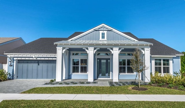 view of front facade featuring a garage