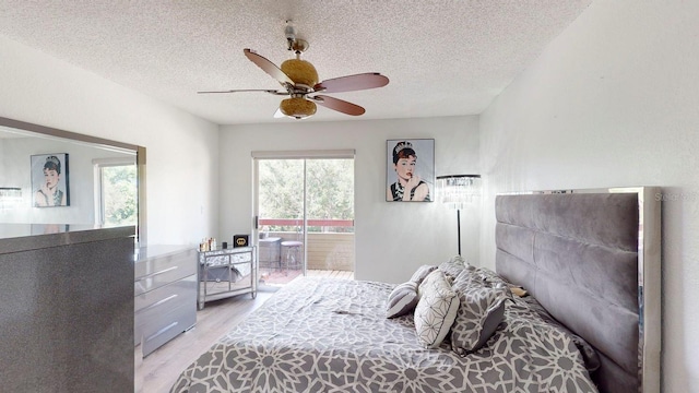 bedroom featuring a textured ceiling, light hardwood / wood-style floors, and ceiling fan