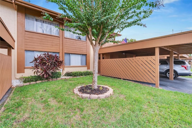 view of front of home featuring a carport and a front yard