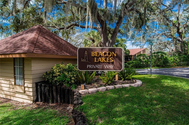 community sign featuring a yard