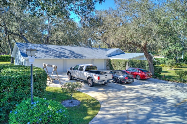 view of front of property featuring a front lawn and a garage