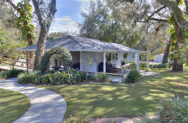 ranch-style home featuring a front yard