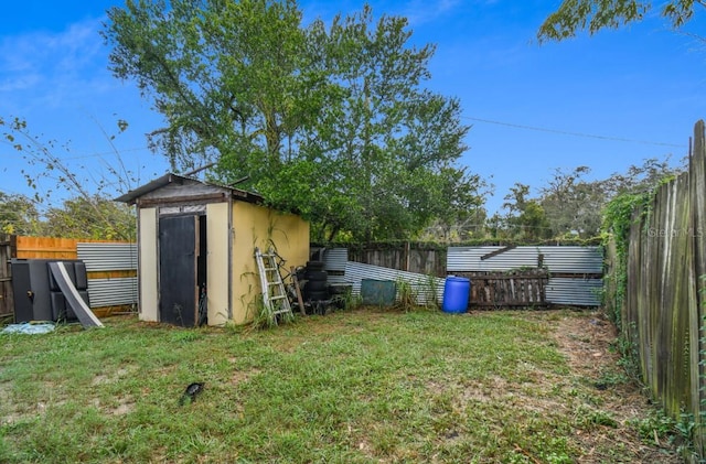 view of yard featuring a shed