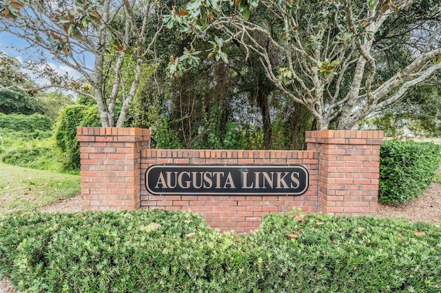 view of community / neighborhood sign