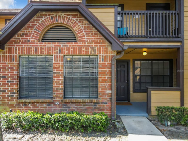 property entrance featuring a balcony