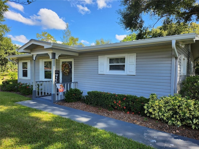 view of front of house with a front lawn