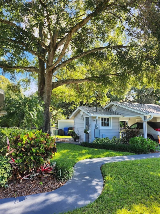 ranch-style home with a front yard