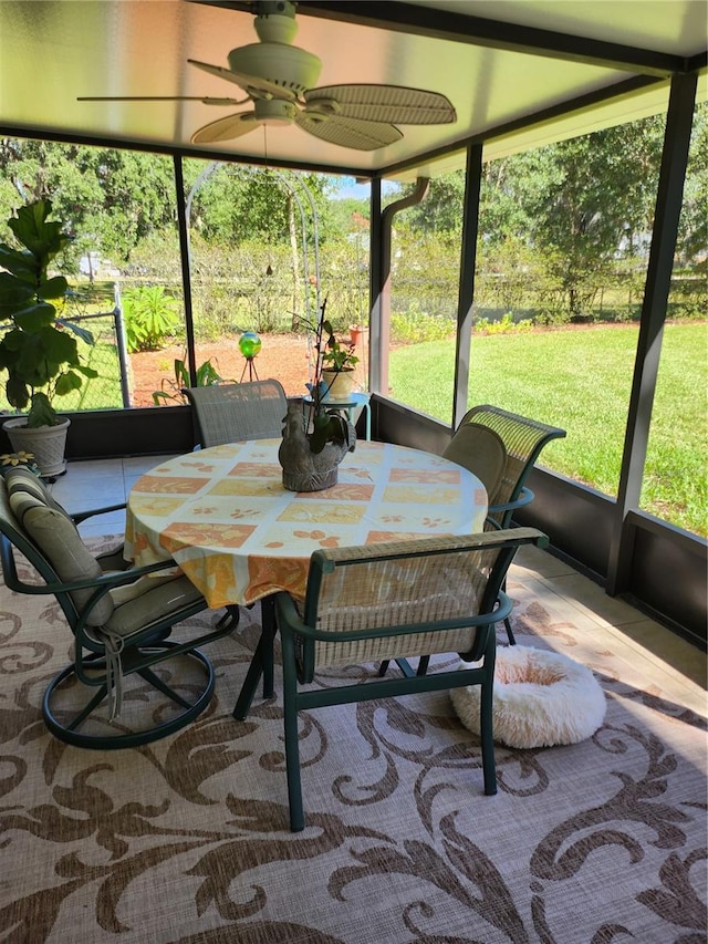 sunroom with ceiling fan