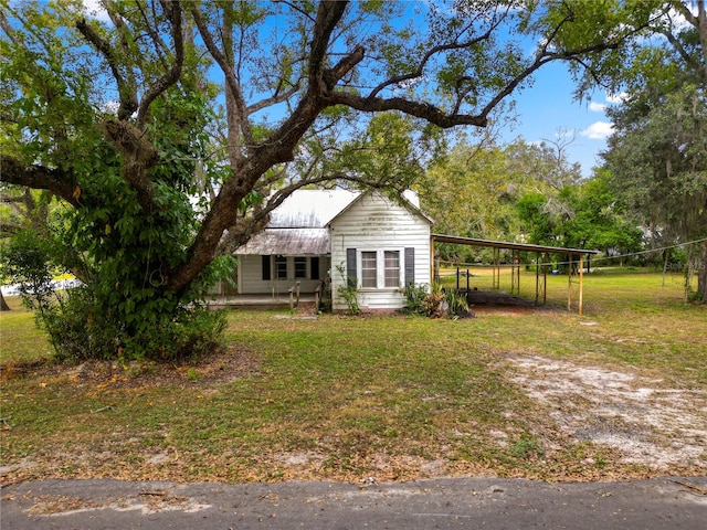 view of yard with a carport