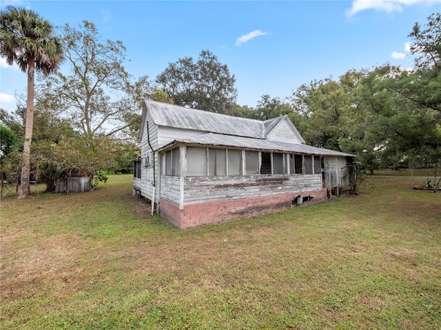 back of house featuring a yard