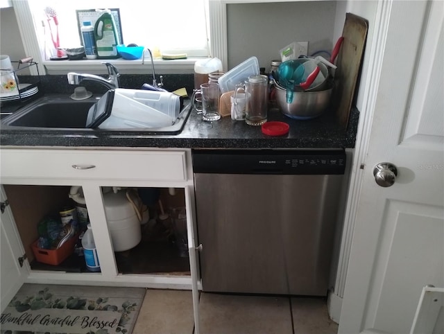 laundry room with sink and light tile flooring