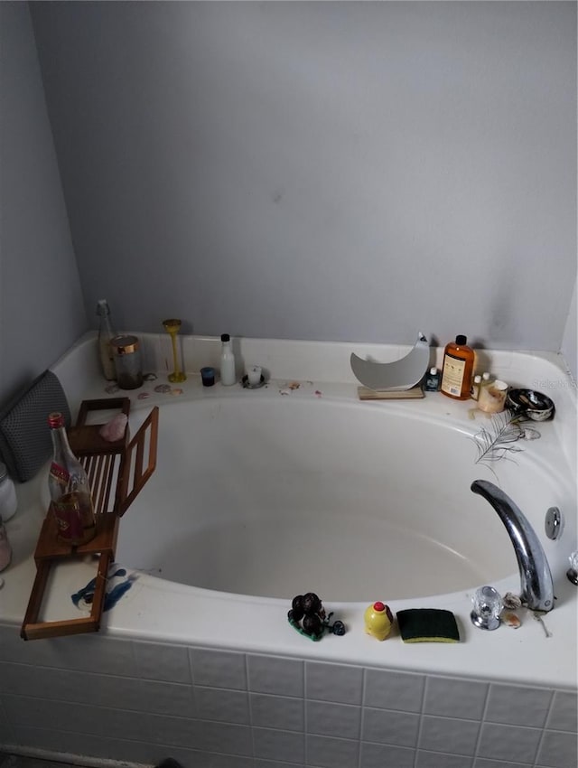 bathroom featuring tiled tub