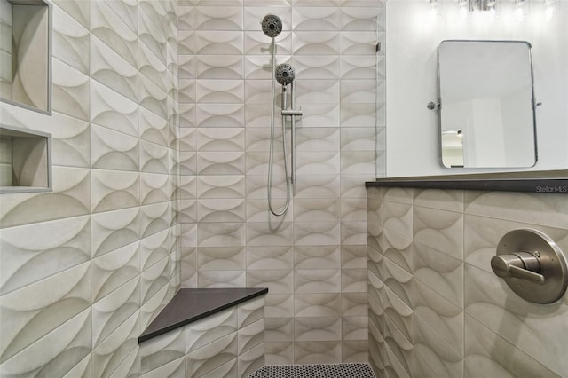 bathroom featuring tiled shower