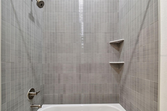 bathroom with tiled shower / bath combo