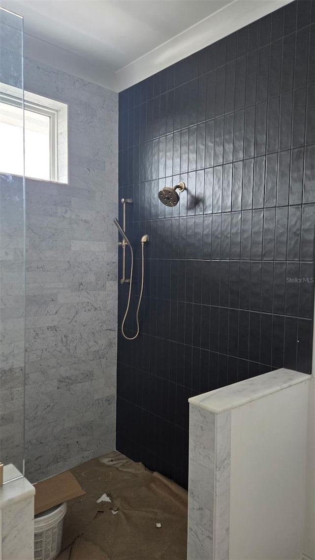 bathroom featuring a tile shower