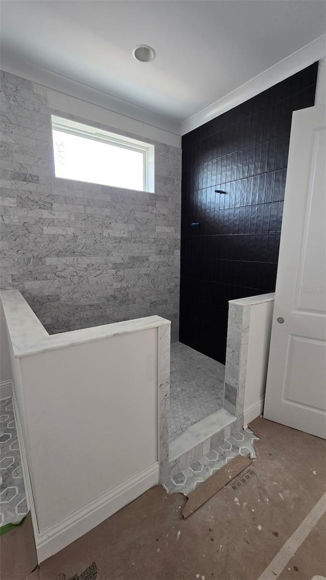 bathroom featuring a tile shower