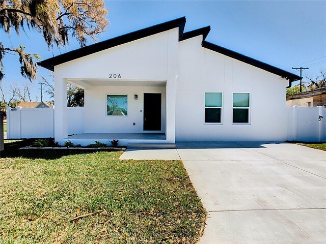 view of front of house featuring a front lawn