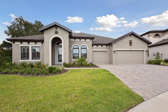 view of front of home featuring a front lawn and a garage