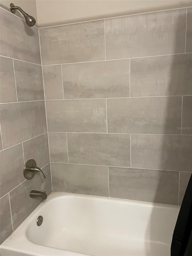 bathroom featuring tiled shower / bath