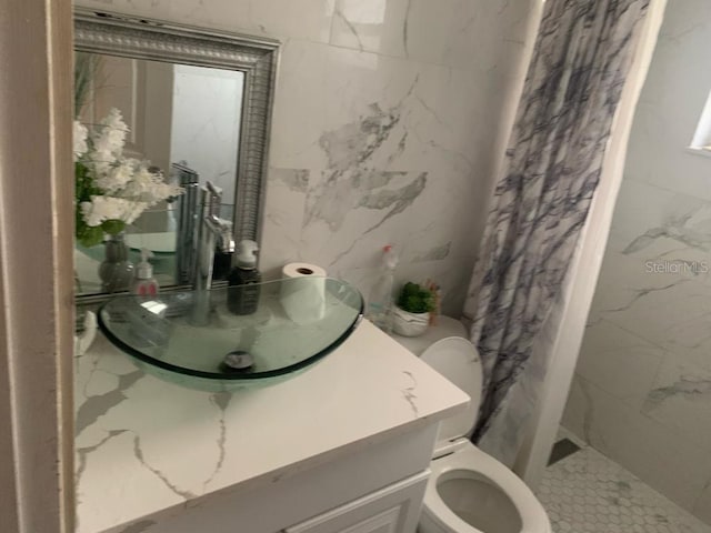 full bath with toilet, vanity, and a shower with shower curtain