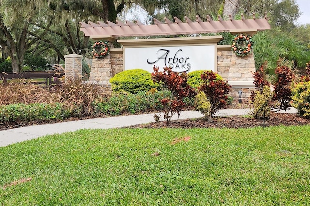 community sign featuring a lawn