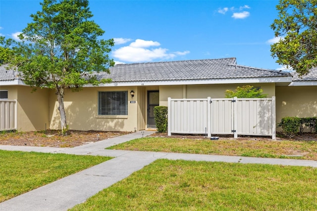 view of front of house with a front yard