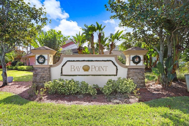 community sign featuring a yard