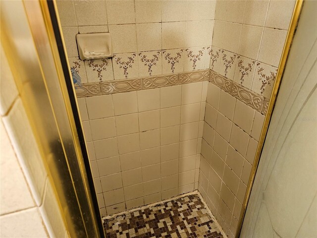 bathroom featuring tiled shower