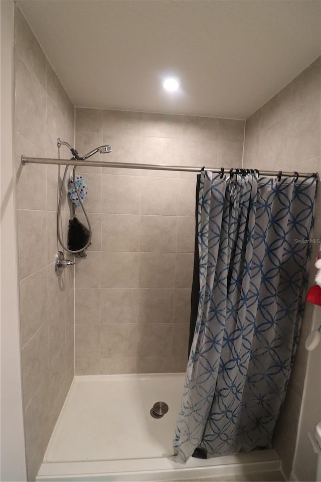 bathroom featuring a shower with curtain