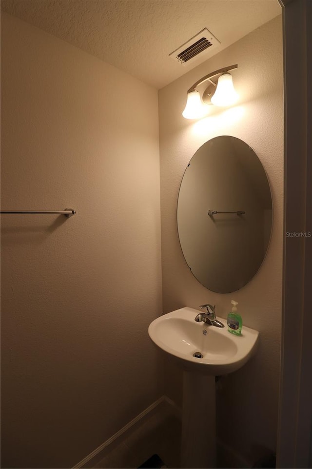 bathroom featuring a textured ceiling