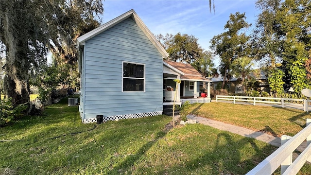 view of front facade featuring a front yard and fence