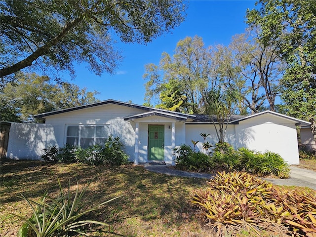 ranch-style house featuring a front yard