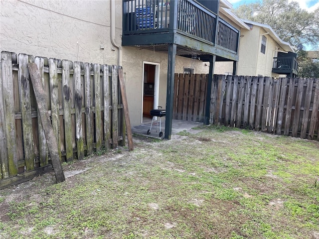 view of yard featuring a balcony