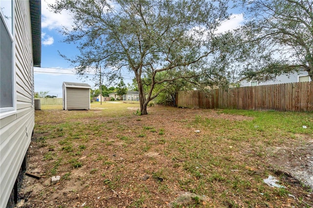 view of yard featuring a storage shed