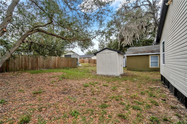 view of yard featuring a shed