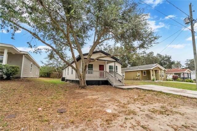 view of front facade featuring a front yard and a porch