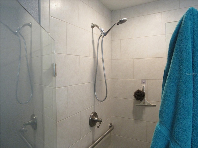 bathroom featuring a shower with shower curtain