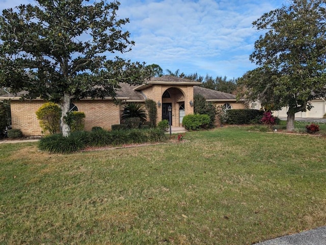 view of front of property featuring a front yard