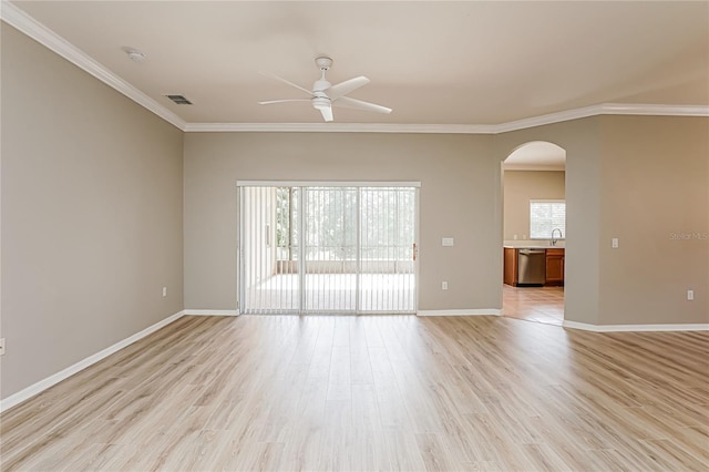 empty room featuring ceiling fan, sink, light hardwood / wood-style floors, and ornamental molding