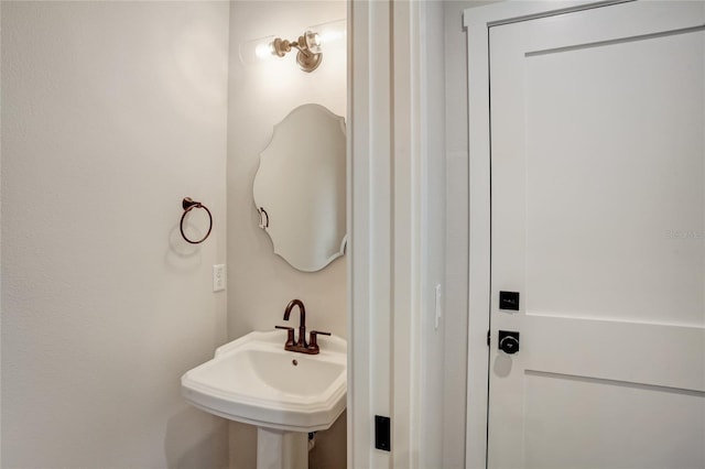 bathroom featuring sink