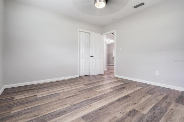 empty room with dark hardwood / wood-style flooring and ceiling fan